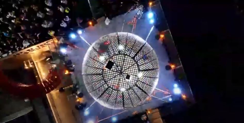 Motociclistas se apresentam em 'globo da morte' montado no topo de prédio de 50 metros em SC; VÍDEO