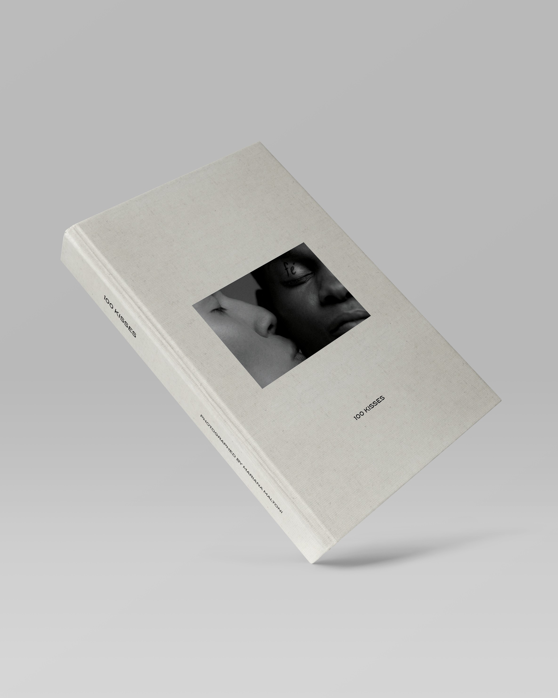 Capa do livro 100 Kisses, impressa em tecido (Foto: Divulgação)