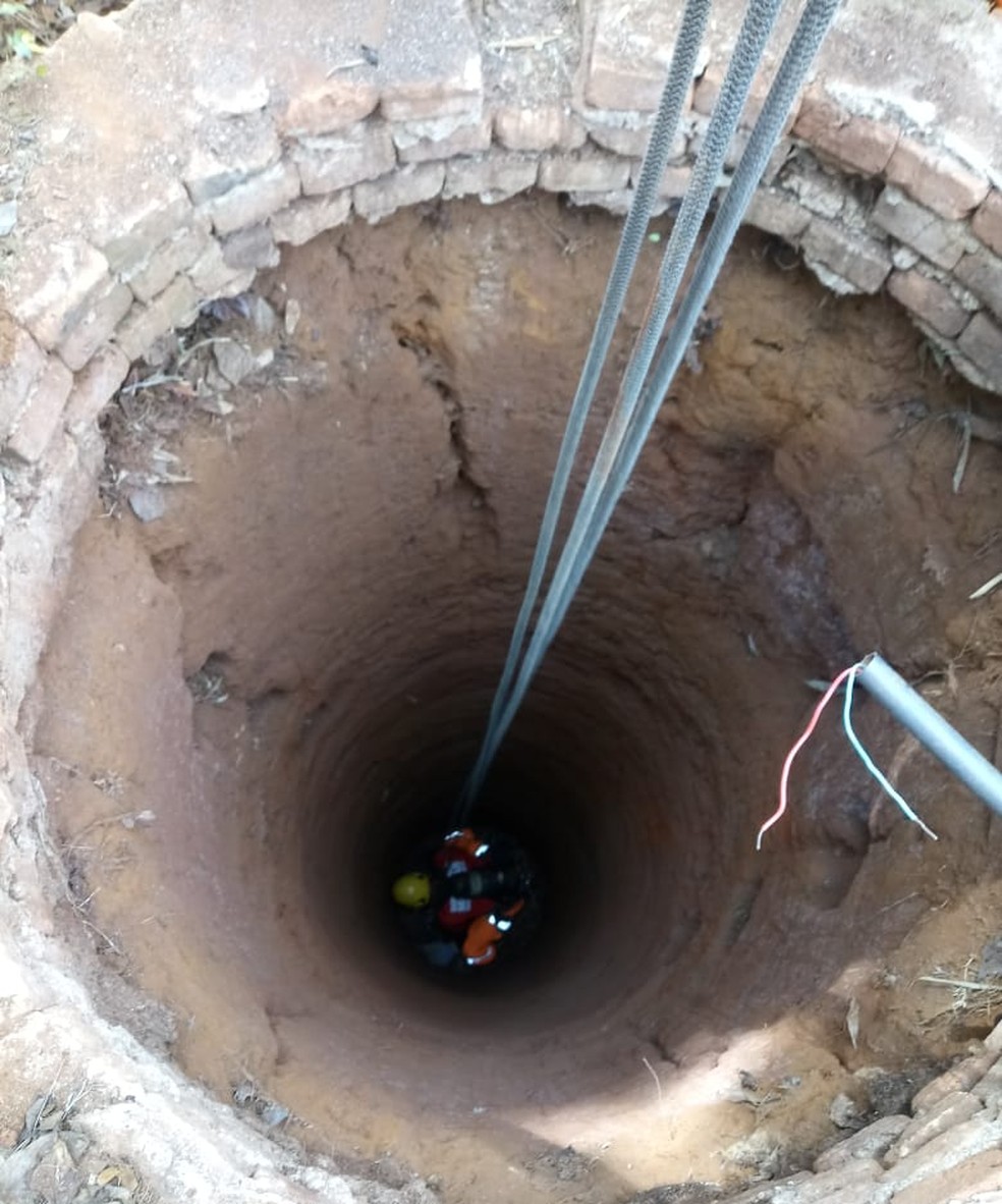 Bombeiros conseguiram retirar homem de dentro da cisterna, mas ele já saiu sem respirar. — Foto: CBMMG / Divulgação