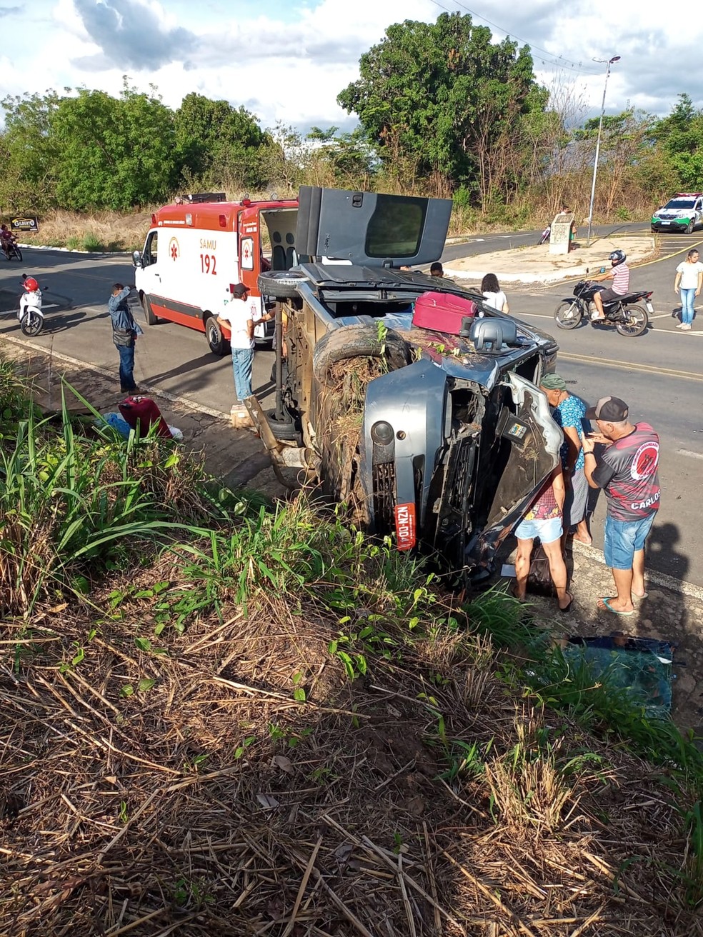 Van que transportava passageiros capota após colidir com caminhonete na BR 343, em Lagoinha no Piauí — Foto: Reprodução