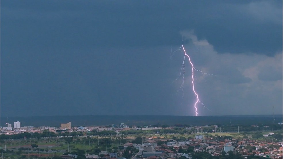 Fotógrafo registra tempestade de raios no céu de Brasília, neste sábado (5) — Foto: Leo Caldas/G1