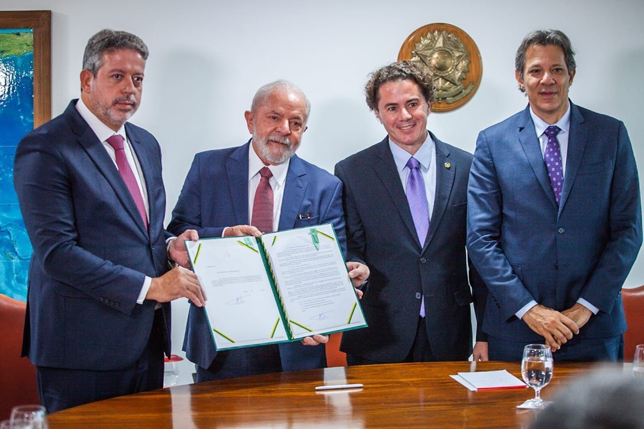 Lula entrega arcabouço fiscal ao presidente da Câmara, Arthur Lira, na presença do ministro da Fazenda, Fernando Haddad, e do senador Veneziano Vital do Rêgo (MDB-PB)