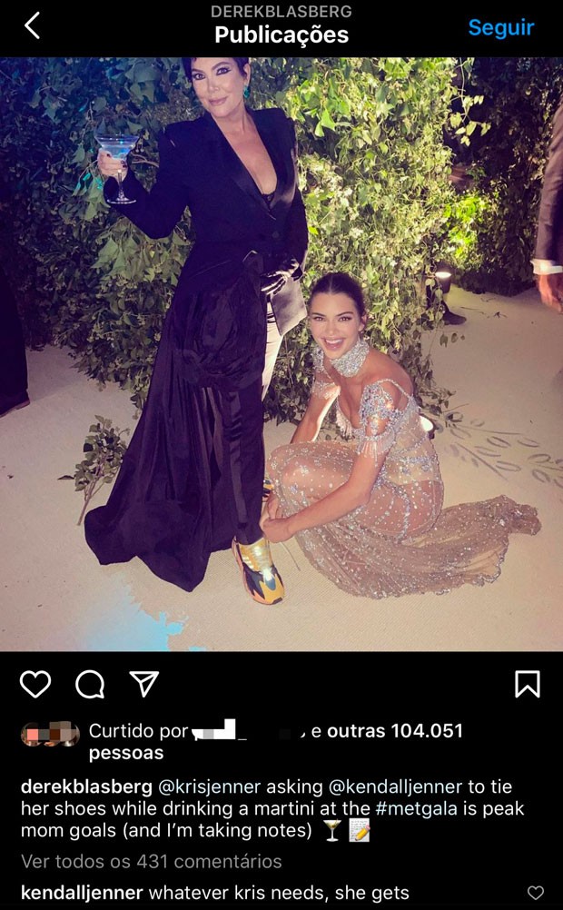 Kris Jenner tem sapatos amarrados por Kendall Jenner (Foto: Reprodução/Instagram)