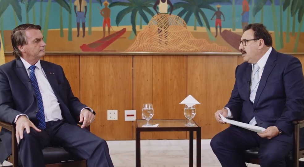Apresentador Ratinho entrevista o presidente Jair Bolsonato — Foto: Reprodução
