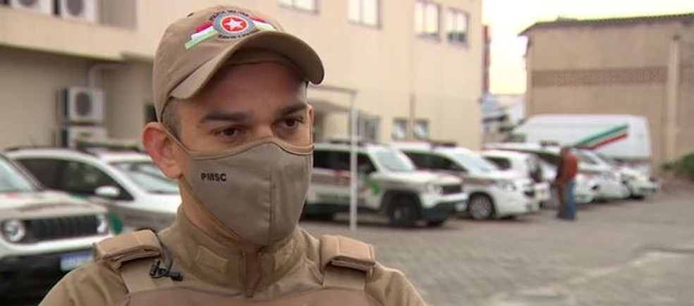 " A gente tem que ajudar, tomando a vacina, tem pessoas que se espelham na gente", afirma o cabo da PMSC  — Foto: NSC TV/Reprodução