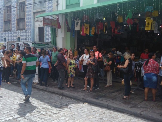 Funcionários da SEDUC evacuaram o prédio na manhã desta terça-feira (Foto: João Ricardo / G1)