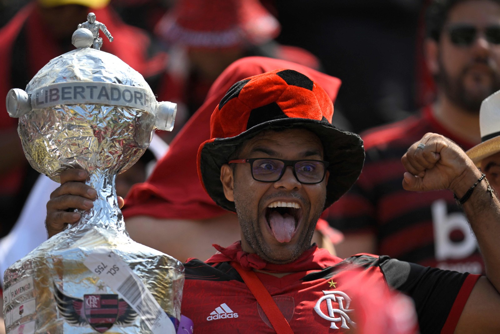 Flamenguista levou taça da Libertadores para a arquibancada — Foto: Rodrigo Buendia/AFP