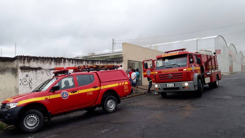 Bombeiros foram chamados para controlar incêndio em Alfenas — Foto: Corpo de Bombeiros