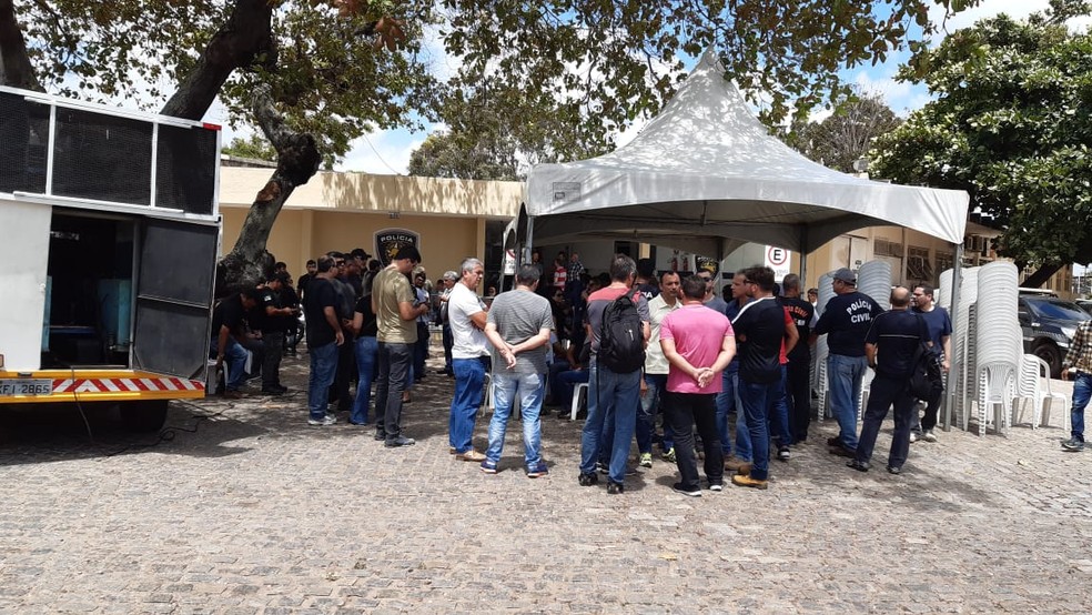 Policiais civis se reúnem em frente a Central de Flagrantes durante paralisação em Natal/RN — Foto: Sérgio Henrique Santos/Inter TV Cabugi