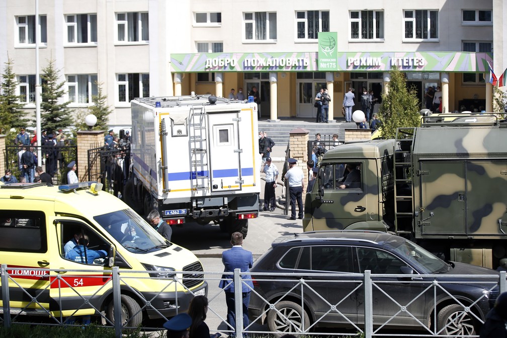 Ambulâncias e carros da polícia em frente a escola em Kazan, na Rússia, após ataque a tiros em 11 de maio de 2021 — Foto: Roman Kruchinin/AP