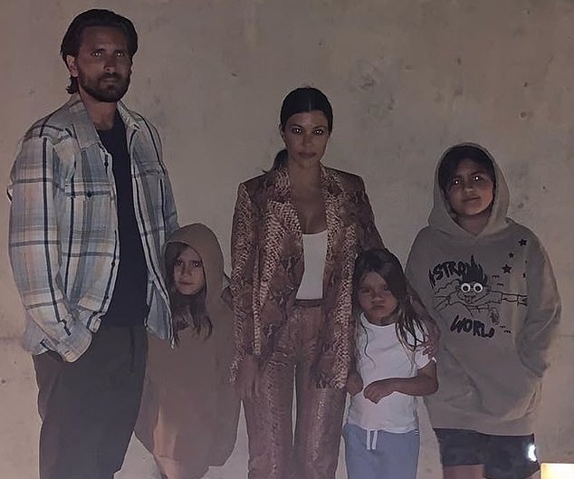Scott Disick e Kourtney Kardashian com os três filhos deles: Mason, Penelope e Reign (Foto: Reprodução / Instagram)