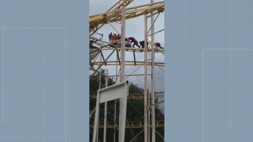 Família ficou presa na montanha russa de parque na Barra da Tijuca, no Rio — Foto: Reprodução/ TV Globo