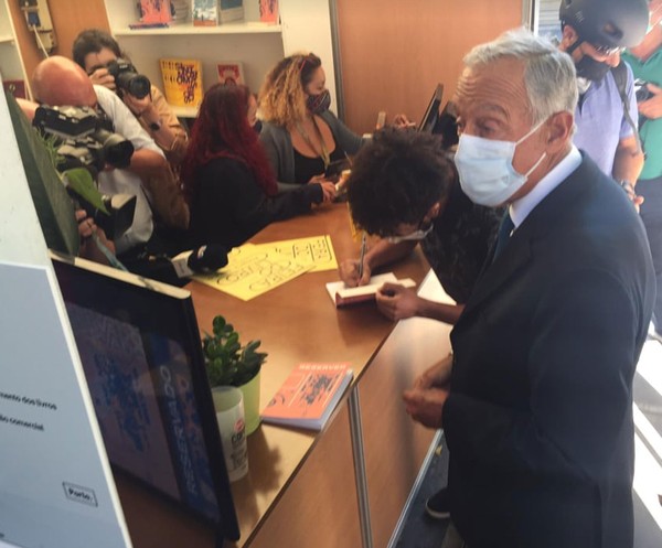 Escritor Alexandre Ribeiro autografa exemplar do seu livro 'Reservado' para o presidente de Portugal, Marcelo Rebelo de Sousa, durante a Feira de Livros do Porto — Foto: Alexandre Ribeiro/ Arquivo pessoal