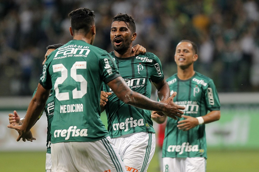 Após noite de artilheiro, Thiago Santos responde zoação de Gabriel Jesus