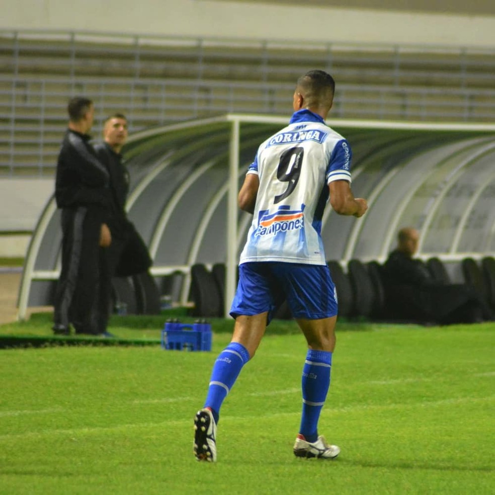 Ricardo Bueno joga com a 9 do CSA — Foto: Augusto Oliveira/CSA