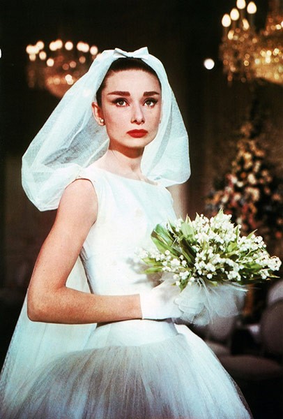 Com um grande laço no topo da cabeça, o penteado feito em Audrey Hepburn em “Cinderela em Paris” pediu uma parte frontal baixa. Delicado e atemporal