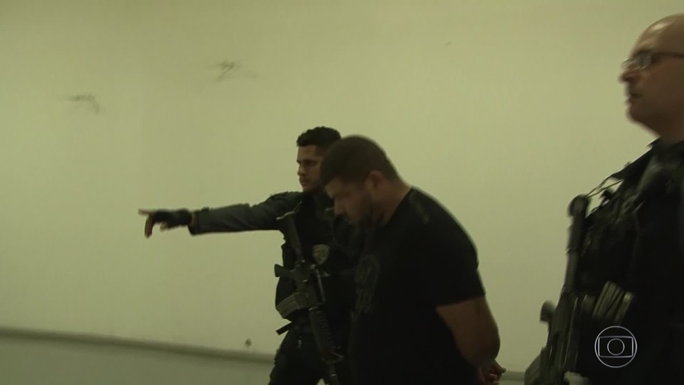 Cachorrão foi levado para a Cidade da Polícia, no Rio de Janeiro. (Foto: Andressa Gonçalves/ G1)