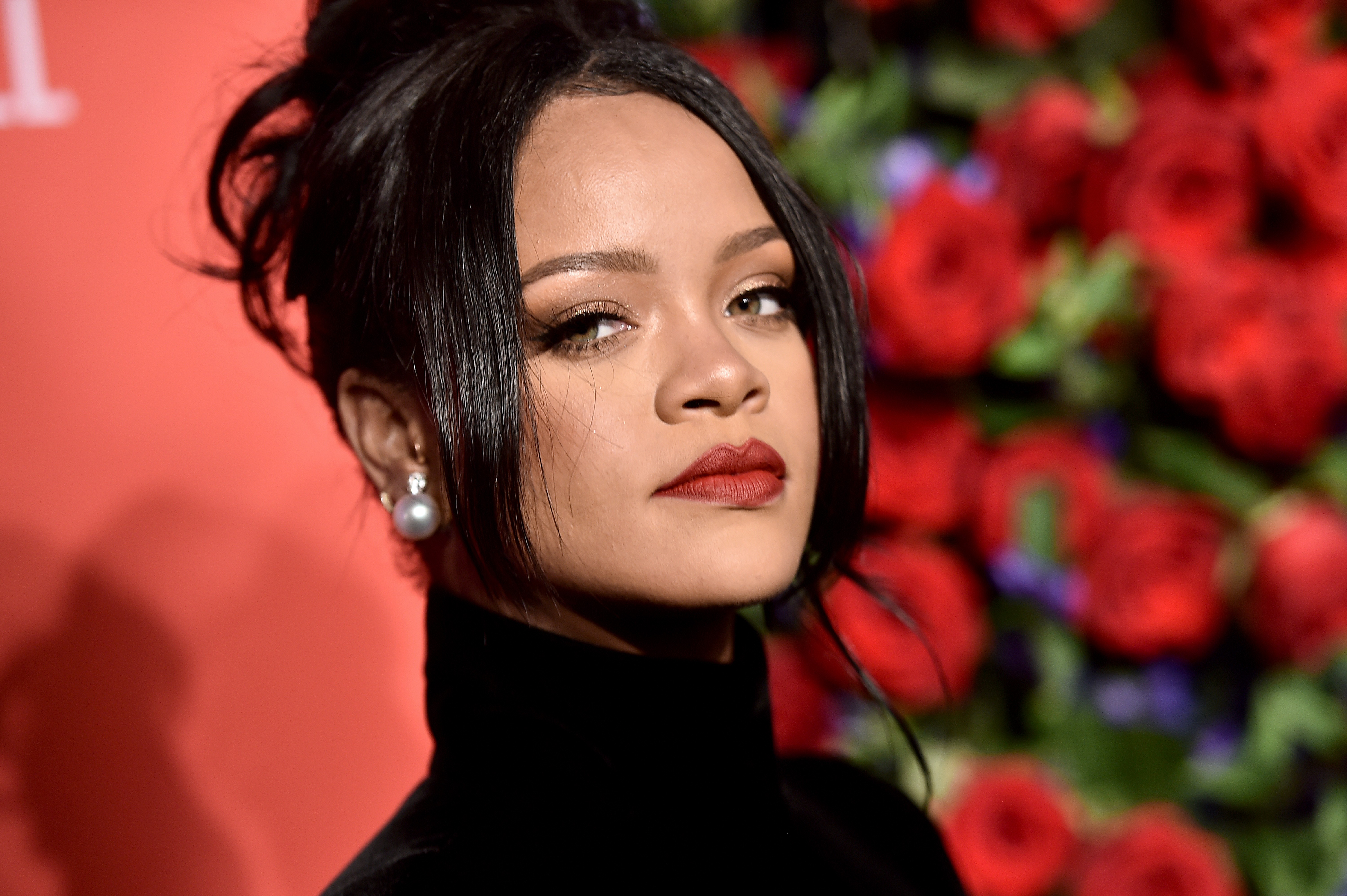 A marca Fenty Beauty, de Rihanna, aparece na lista das maiores marcas de beleza fundadas por celebridades; veja a lista completa (Foto: Getty Images)