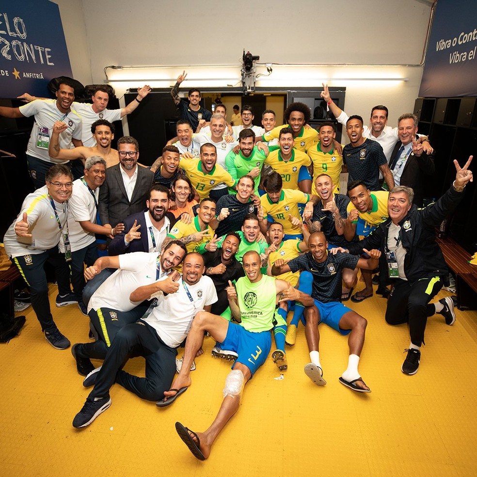 Neymar entre os jogadores da seleção brasileira, após a vitória sobre a seleção argentina: craque assistiu aos dois últimos jogos do Brasil — Foto: Lucas Figueiredo/CBF