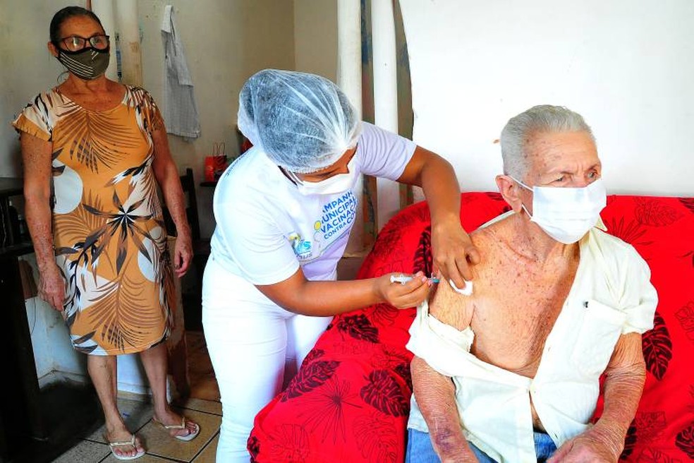 Idosos acamados recebem a 1ª dose da vacina contra a Covid-19 em São Luís (MA) — Foto: Divulgação/Prefeitura de São Luís