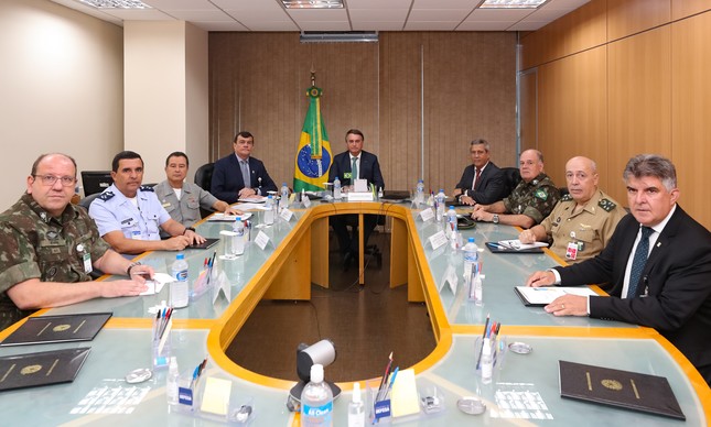 Bolsonaro se reúne com o ministro da Defesa e comandantes militares dias depois da crise com o SUpremo 