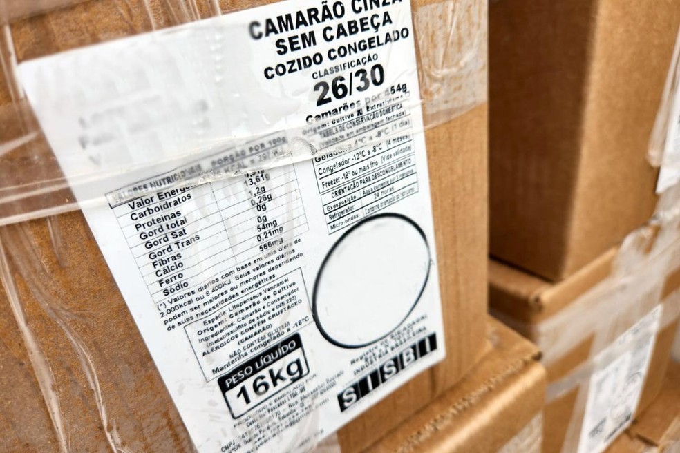 Um das caixas em que os camarões estavam. — Foto: Ascom Sefa