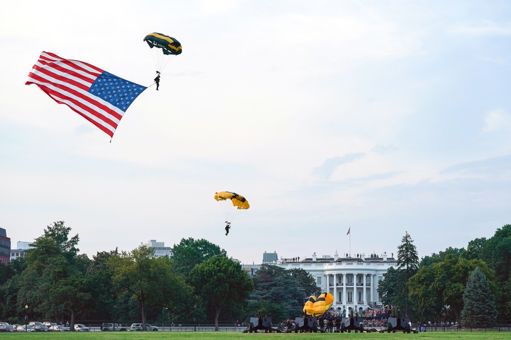 Paraquedistas do Exército dos EUA pousam diante da Casa Branca e Washington neste sábado (4), Dia da Independência — Foto: Sarah Silbiger/Reuters