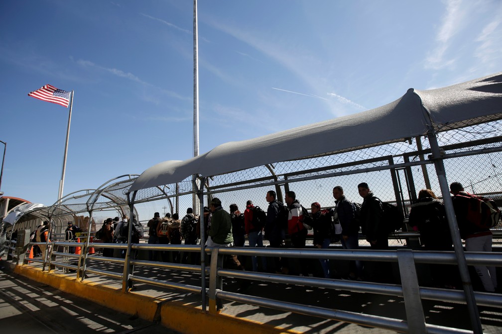 Migrantes de Cuba entram em fila na fronteira do MÃ©xico com os EUA para pedir asilo â Foto: Jose Luis Gonzalez/Reuters