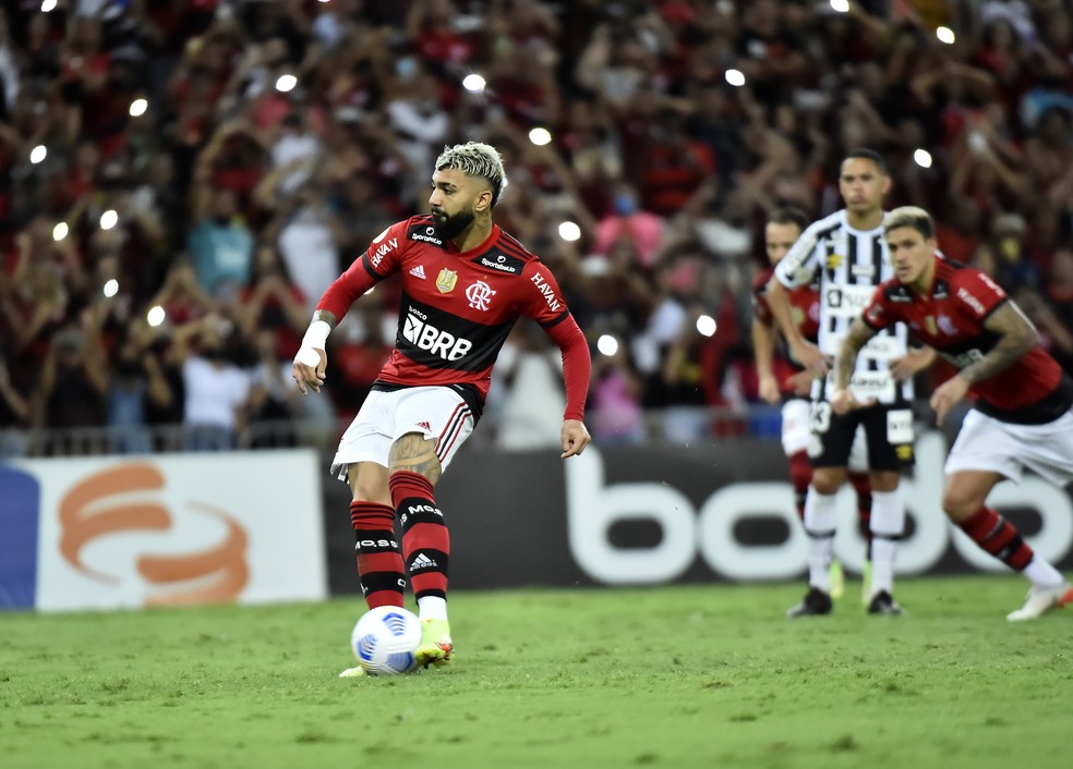 Gabigol cobra o pênalti pelo Flamengo contra o Santos na trave — Foto: André Durão / ge