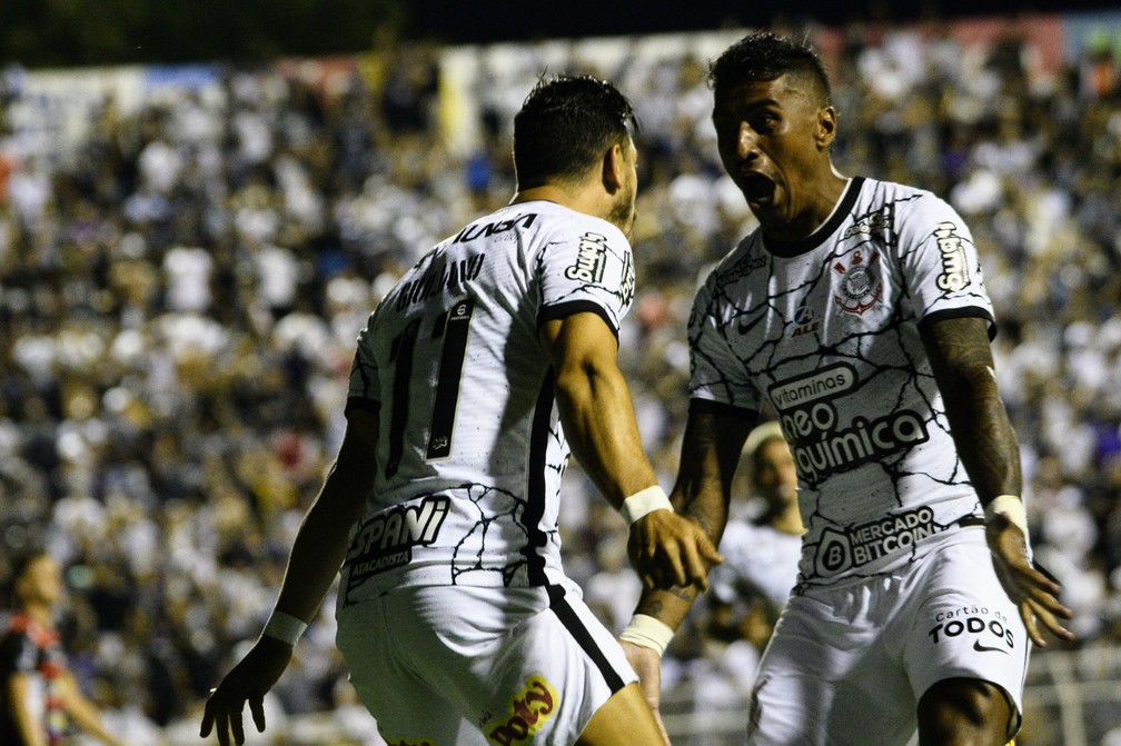 Paulinho festeja gol e vitória em retorno ao time titular do Corinthians: 