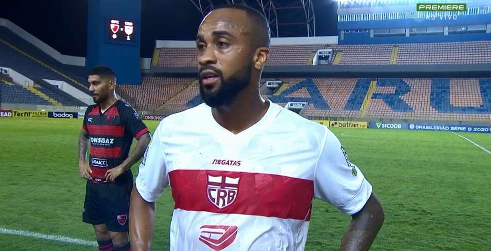 Wesley estreou no CRB fazendo a função de camisa 10 — Foto: Reprodução Premiere