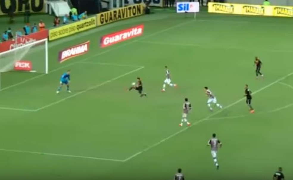 Ar&atilde;o domina com a perna direita na frente de Cavalieiri. Com a esquerda, marcou para o Botafogo &mdash; Foto: Reprodu&ccedil;&atilde;o