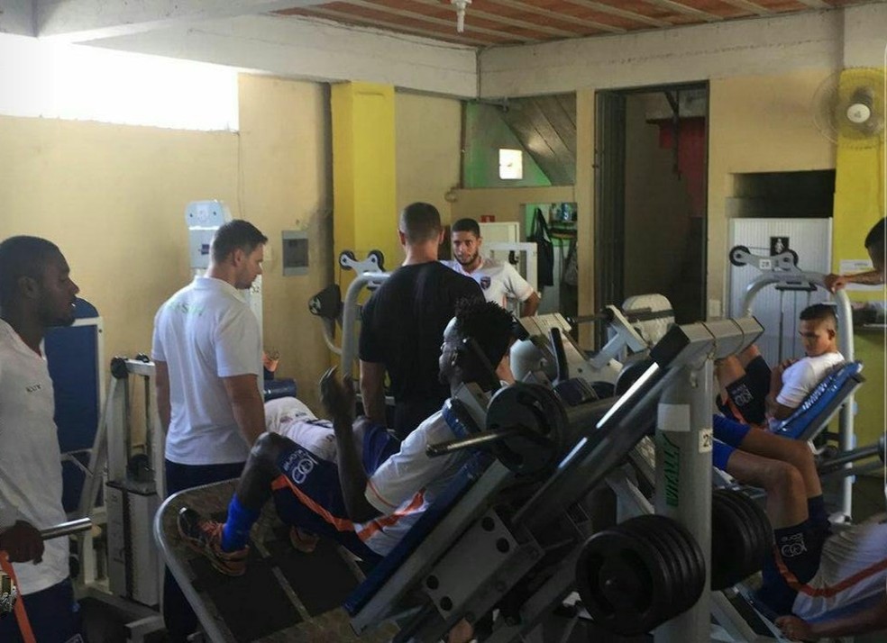 Atletas do Doze treinam em academia de João Neiva (Foto: Divulgação)