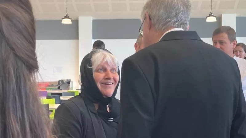 Marta conheceu o primeiro-ministro galês, Mark Drakeford, durante visita que ele fez ao campo de refugiados (Foto: BBC News)