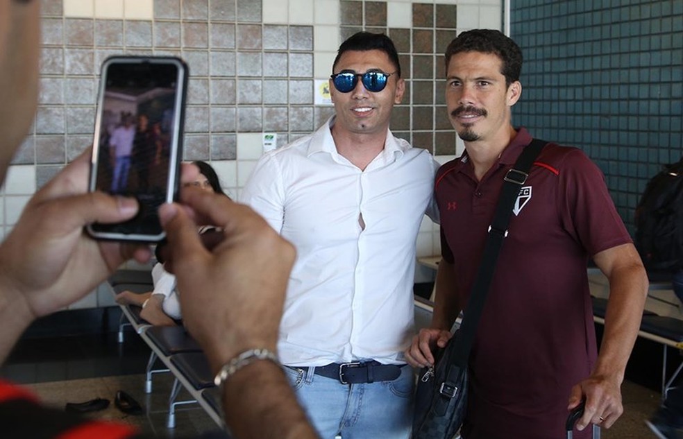 Hernanes na tela do celular do fã (Foto: Rubens Chiri / www.saopaulofc.net)