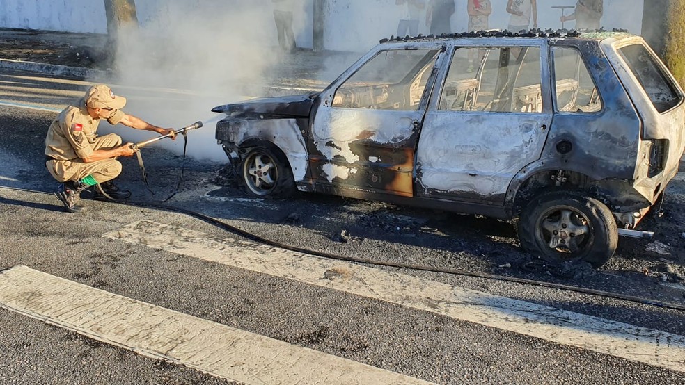Corpo de Bombeiros controlou as chamas do carro, em Jo�o Pessoa � Foto: �talo Di Lucena/TV Cabo Branco