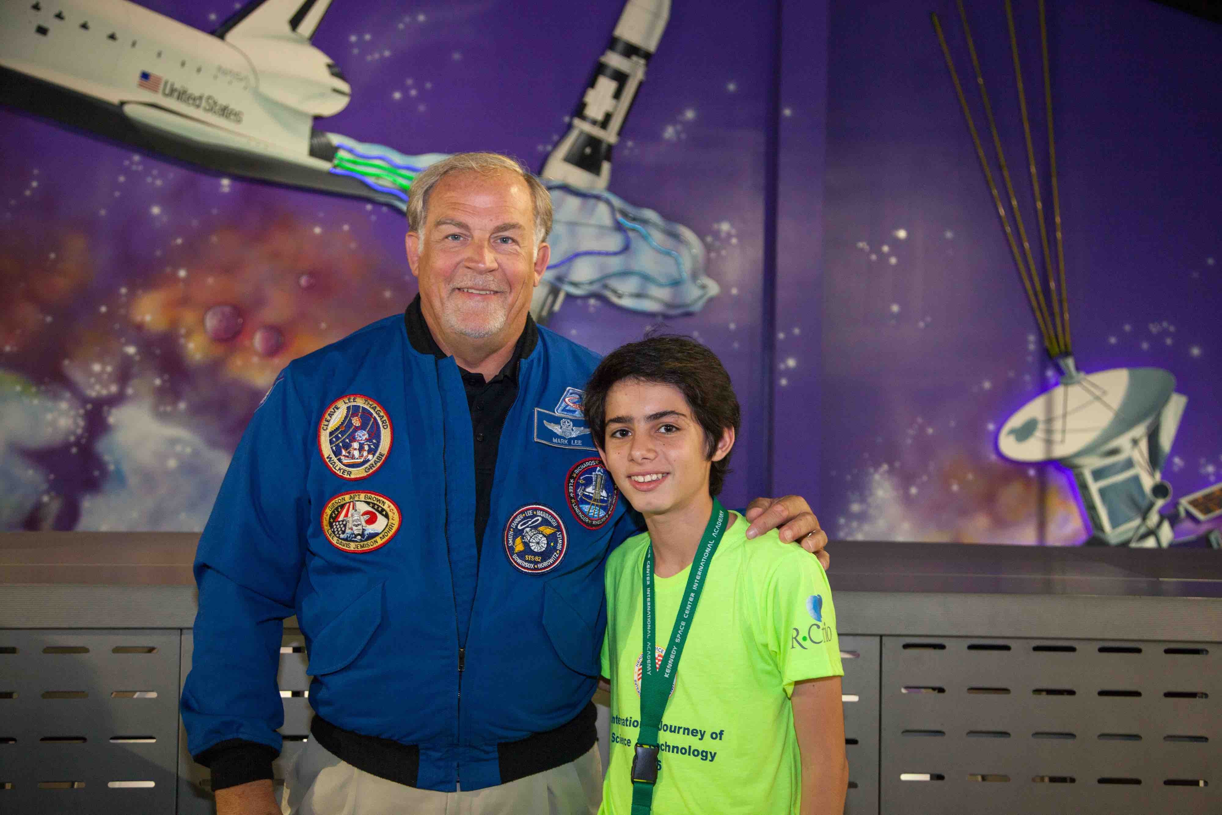 Guilherme Oliveira com o ex-astronauta Mark Charles Lee (Foto: Divulgação)
