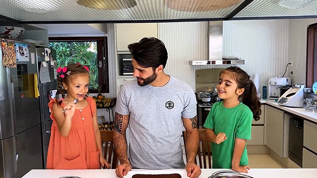 Daniel Cady cozinha bolo com as filhas para comemorar dia das crianças (Foto: Reprodução/ Youtube)