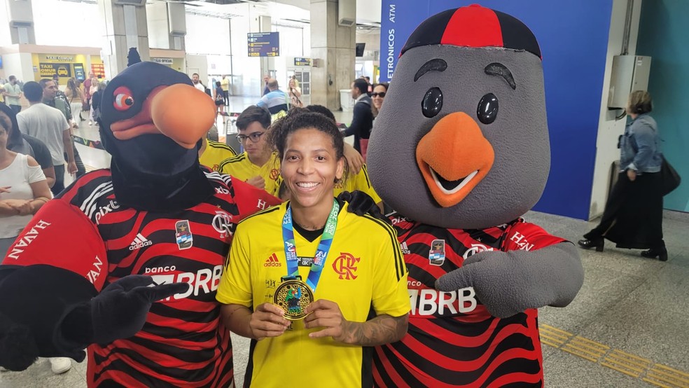 Ao lado dos mascotes do Flamengo, Rafaela Silva posa orgulhosa com sua medalha de ouro &mdash; Foto: Marcelo Barone