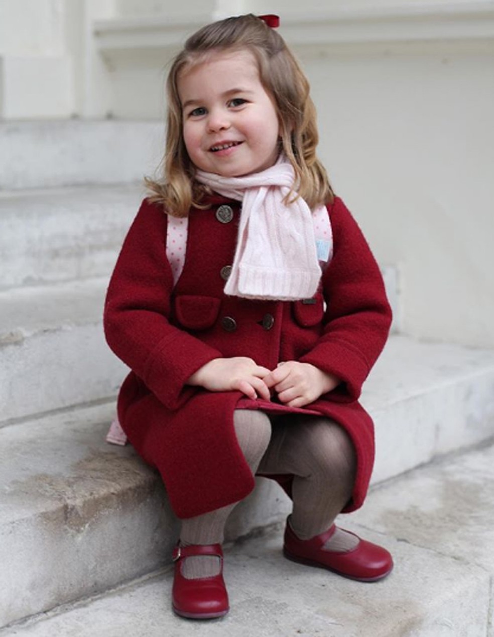 Antes de levar a princesa Charlotte para a escola, seus pais, o príncipe William e a duquesa de Cambridge Catherine Middleton, registraram a felicidade da pequena antes do início das aulas (Foto: Divulgação/Palácio Kensington)