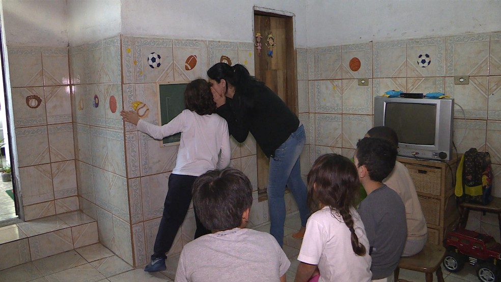 Paula Araújo transformou a garagem num espaço onde as crianças passam o dia — Foto: Reprodução/TV Globo