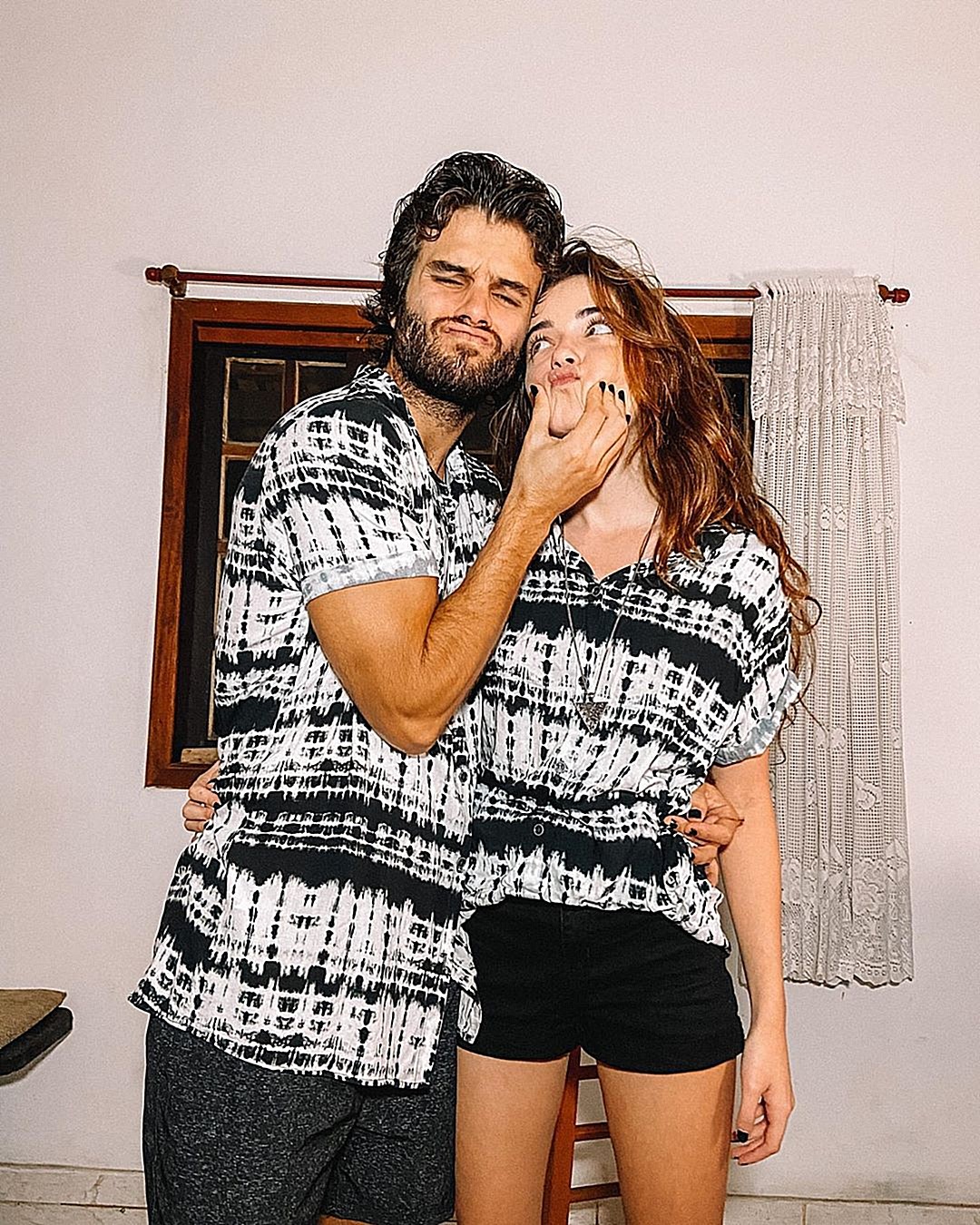 Daniel Blanco e Anna Rita Cerqueira posam com looks combinados na quarentena (Foto: Reprodução/Instagram)