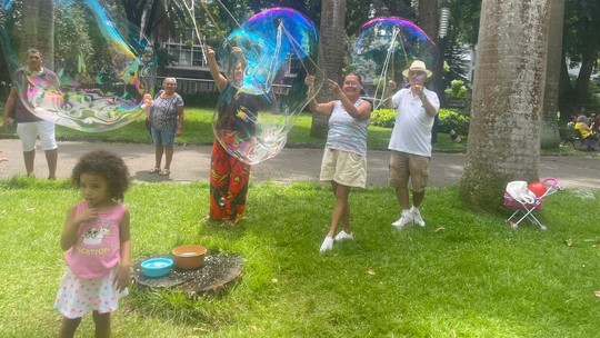 De graça: Famílias brincam com bolhas de sabão gigantes no Museu da República