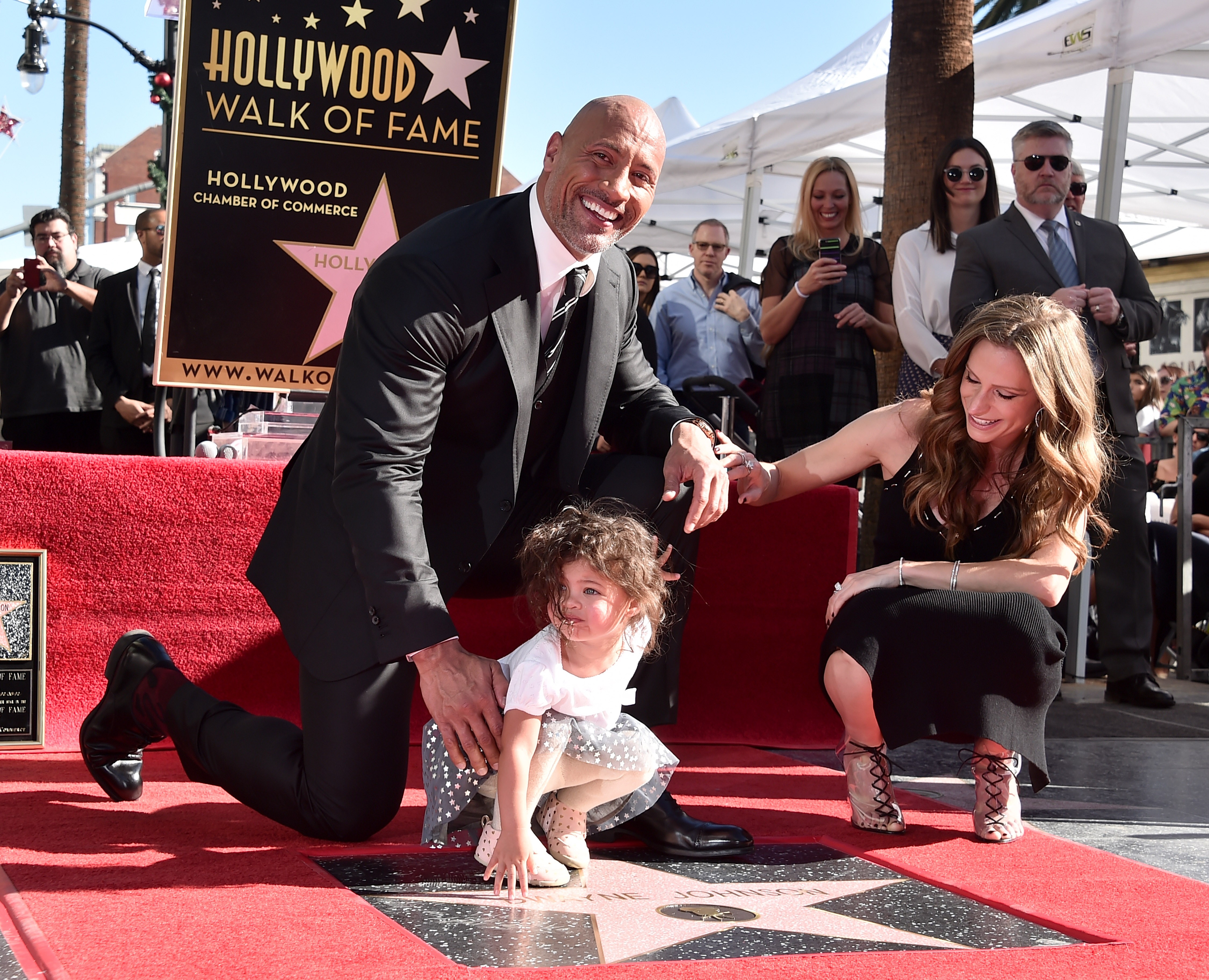 O ator Dwayne The Rock Johnson com a namorada e a filha dos dois (Foto: Getty Images)