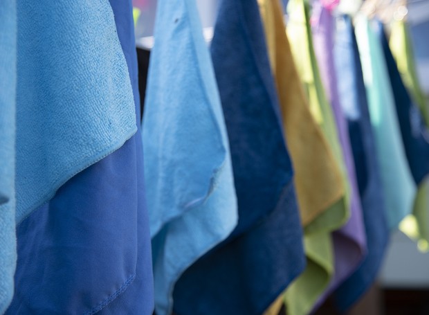 Os panos devem ser lavados sempre após o uso para evitar que as sujeiras fiquem impregnadas no tecido (Foto: Pixabay/Reprodução)