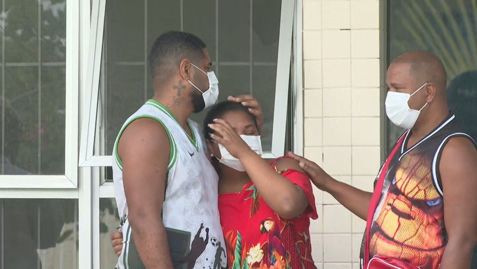 Os pais de Kaio, Ricardo e Thais, são consolados por um amigo — Foto: TV Globo