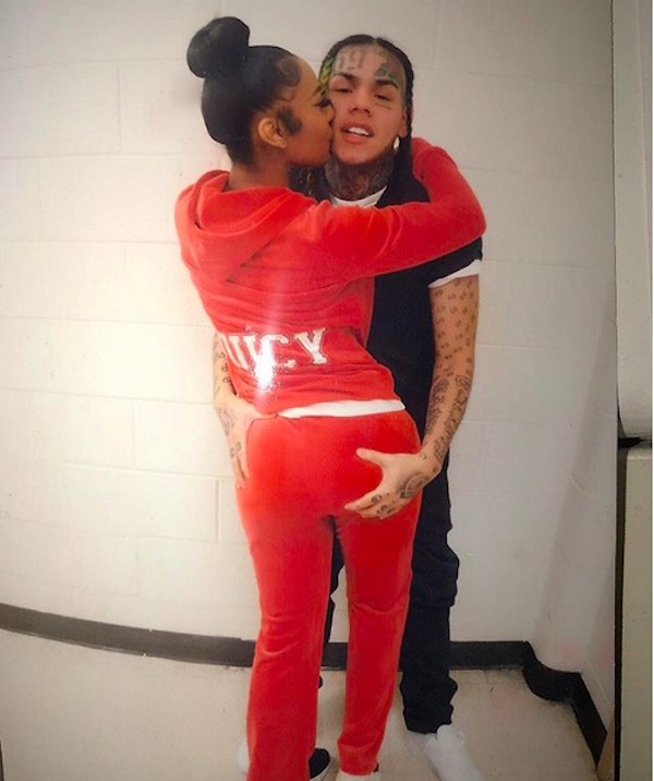 O rapper Tekashi 6in9ine abraçado e sendo beijando pela namorada na prisão na qual aguarda julgamento (Foto: Instagram)