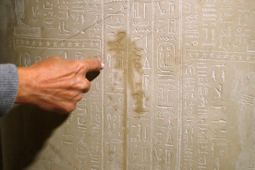 Friederike Seyfried, diretora do Museu Egípcio e Coleção de Papiros, mostra o sarcófago danificado do profeta Ahmose no Museu Novo, em Berlim, na Alemanha — Foto: Fabrizio Bensch/Reuters
