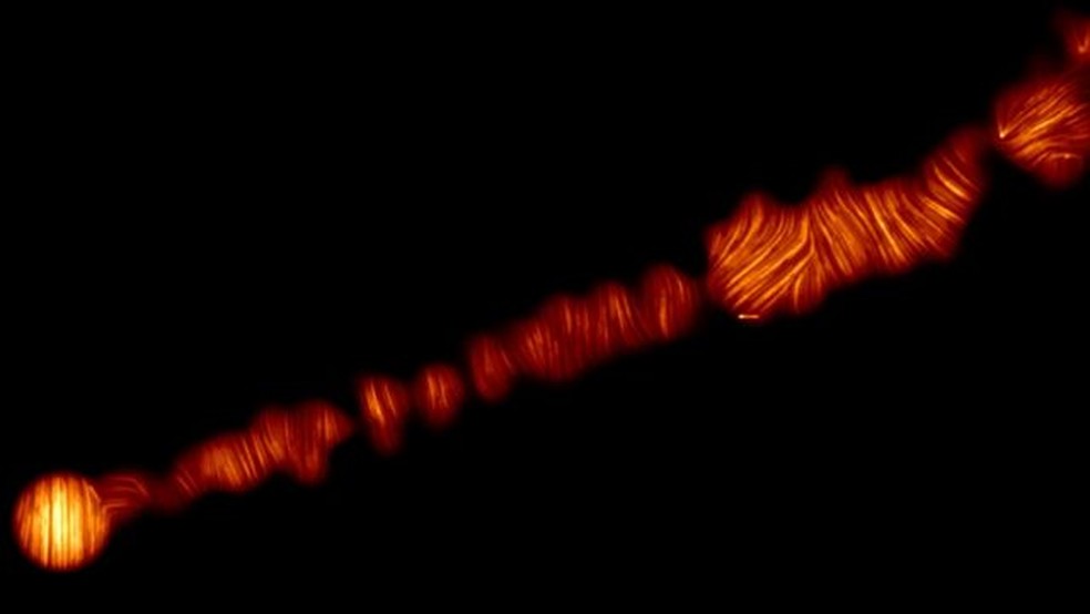 Imagem mostra jatos de luz polarizada escapando do buraco negro — Foto: ALMA (ESO/NAOJ/NRAO)