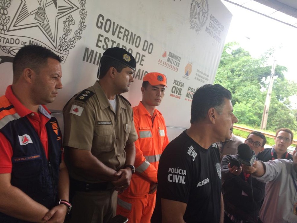 Autoridades divulgam balanço de tragédia.  — Foto: Tahiane Stochero/G1